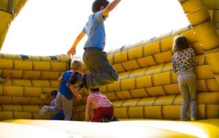 Kinderen op springkussen