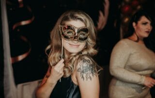 Dame op gemaskerd feest